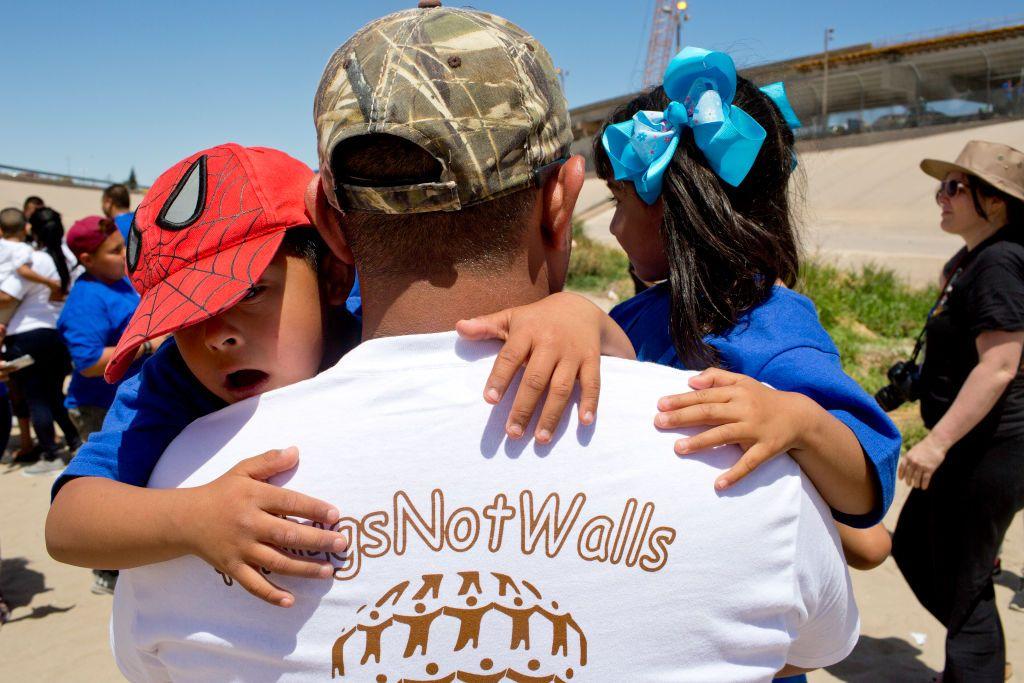 Hombre abrazando a su hijo
