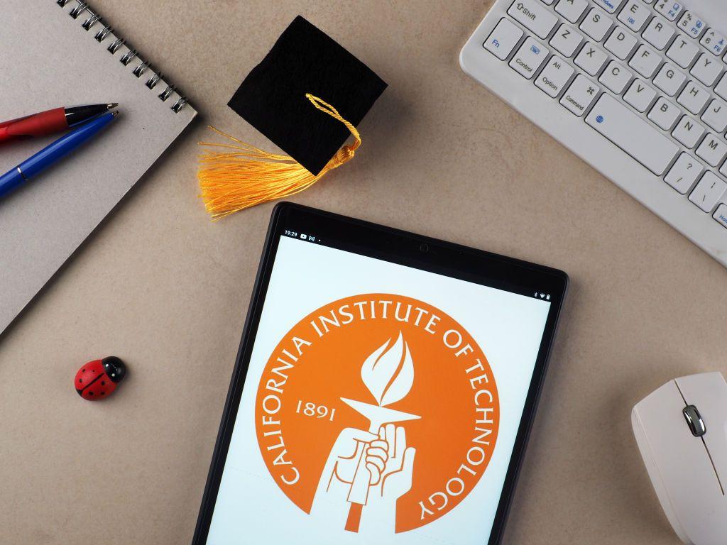 Un iPad con la imagen de Caltech