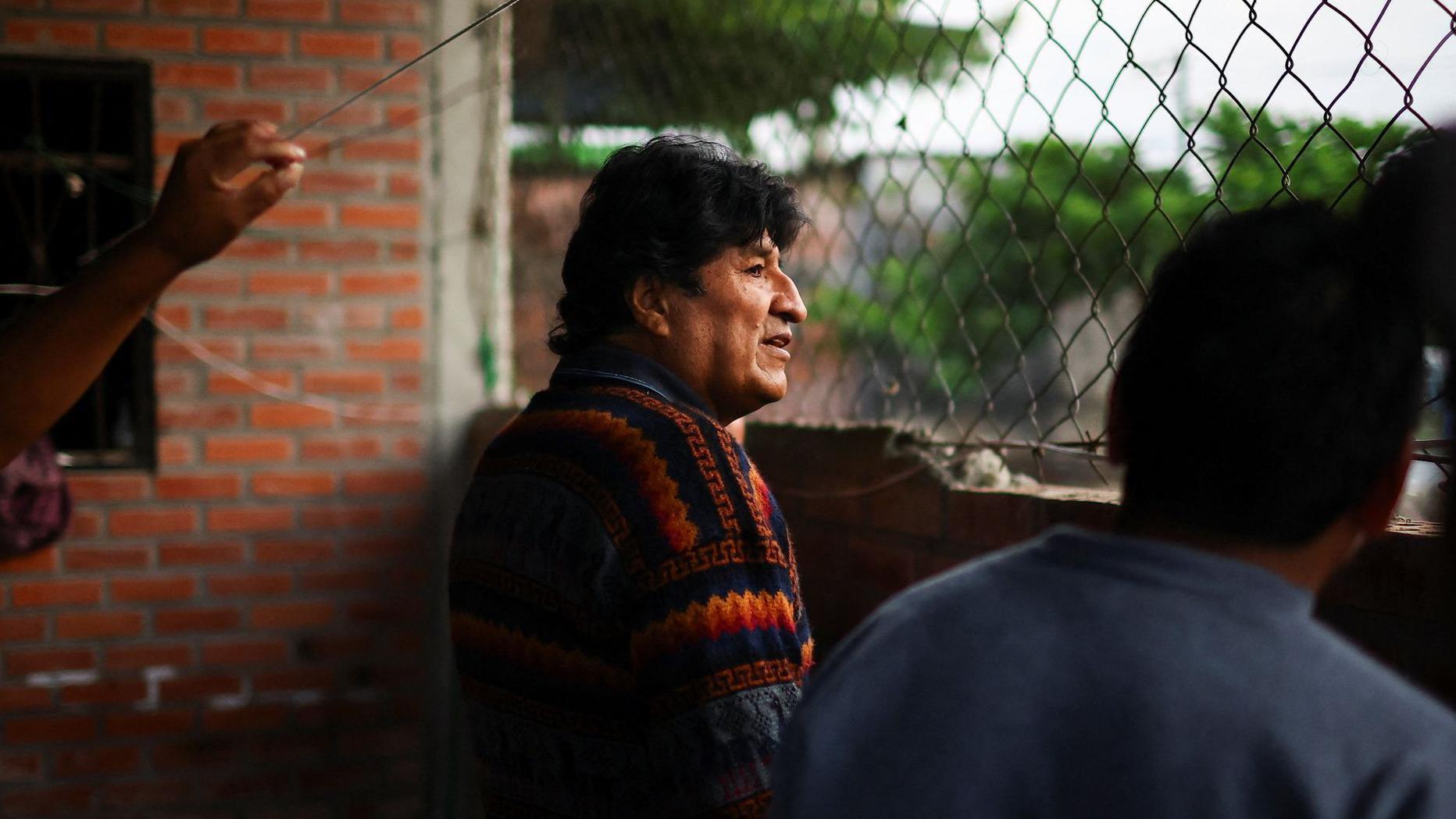 El expresidente boliviano Evo Morales habla con miembros del sindicato de cocaleros, antes de las elecciones generales del 17 de agosto, en San Francisco, Cochabamba, Bolivia, el 13 de agosto de 2025.