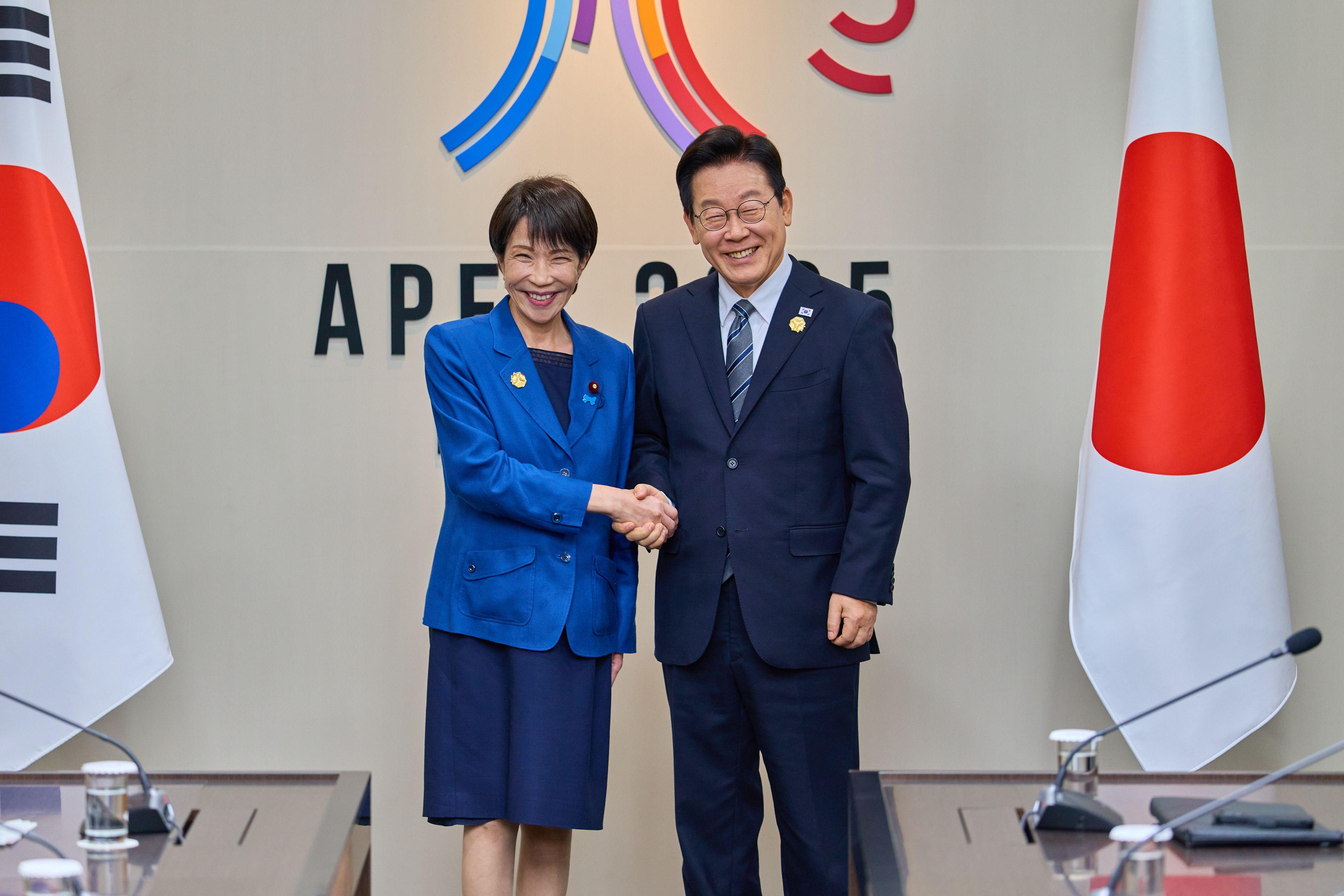 이재명 대통령이 30일 경북 경주 APEC 정상회의장에서 열린 한일 정상회담에서 다카이치 사나에 일본 총리와 기념촬영 후 자리를 안내하고 있다 