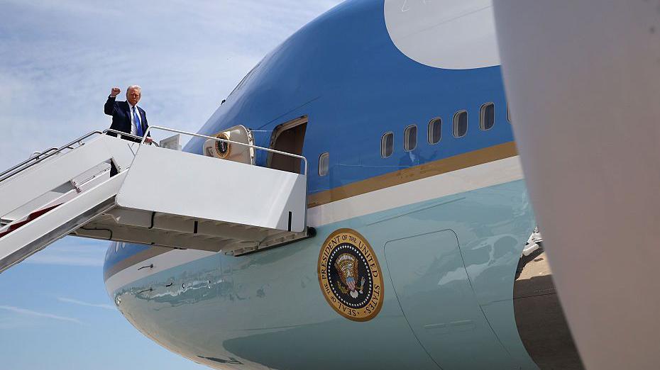 Trump saluda desde el avión
