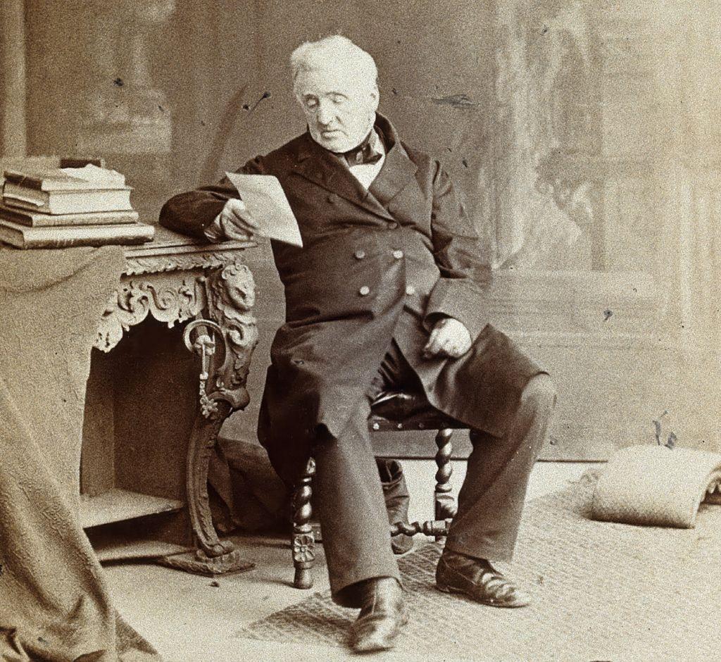 Retrato en sepia de Nathaniel Bagshaw Ward, sentado, leyendo una carta