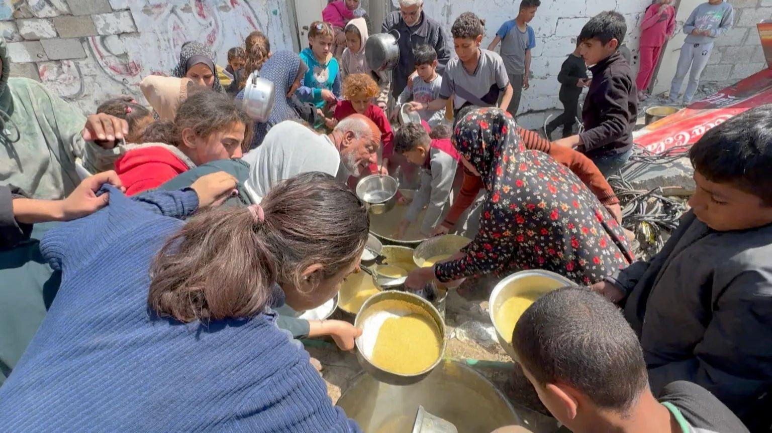 Familias de Gaza compartiendo sopa