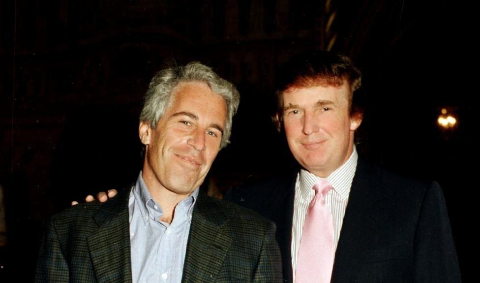 Foto de Donald Trump con una mano  sobre el hombro de Jeffrey Epstein en 1995.