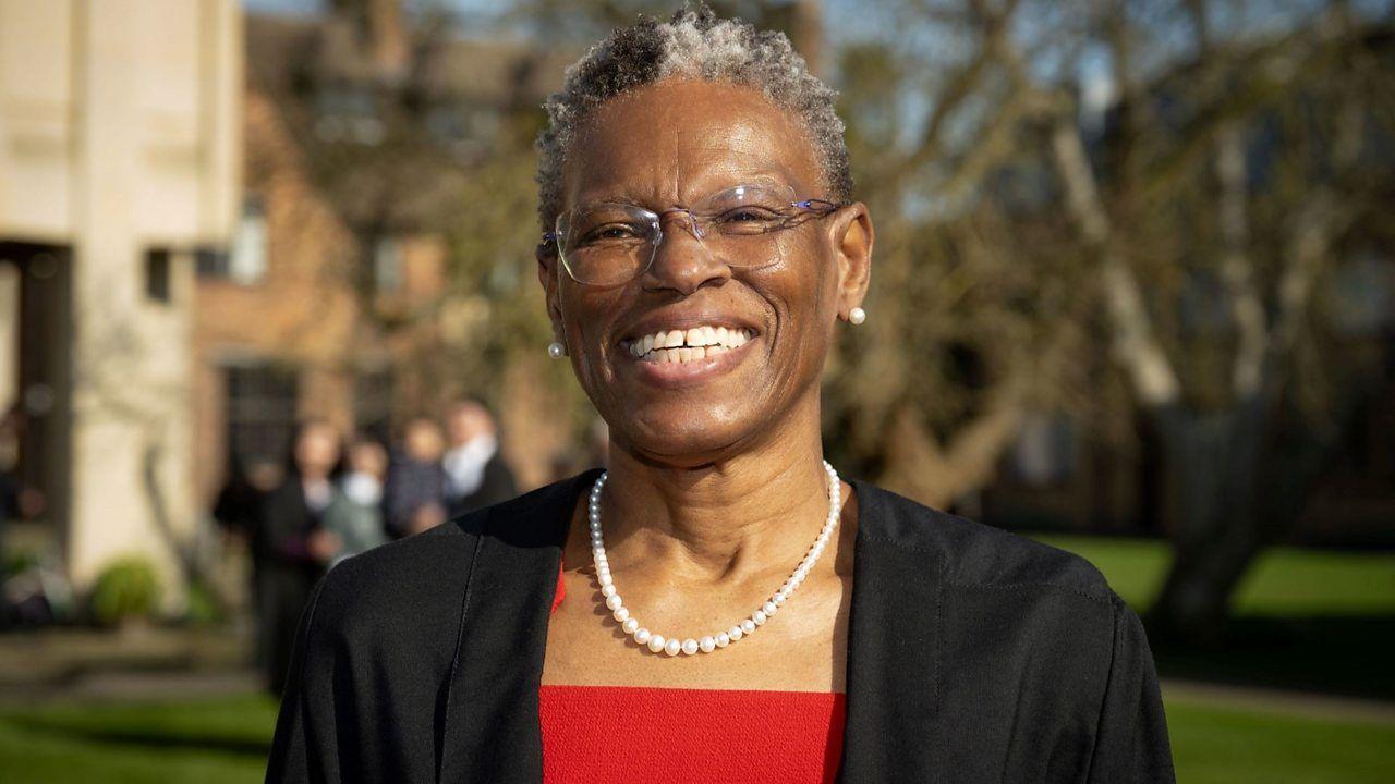 Ijeoma sonriendo