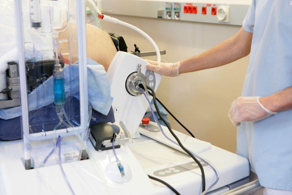 Un hombre maneja un ultrasonidos focalizado de alta intensidad 