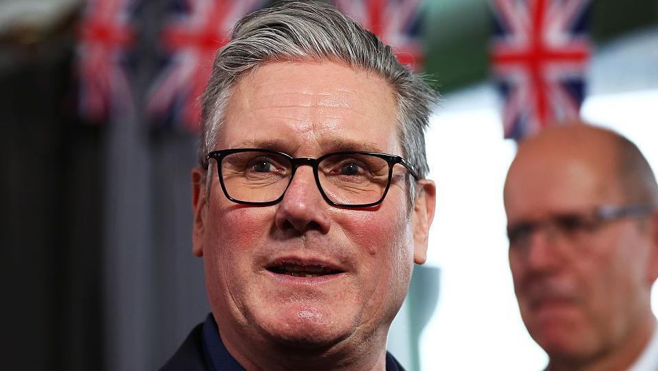 Starmer to address meeting of Labour MPs after cabinet ministers back PM to stay in office