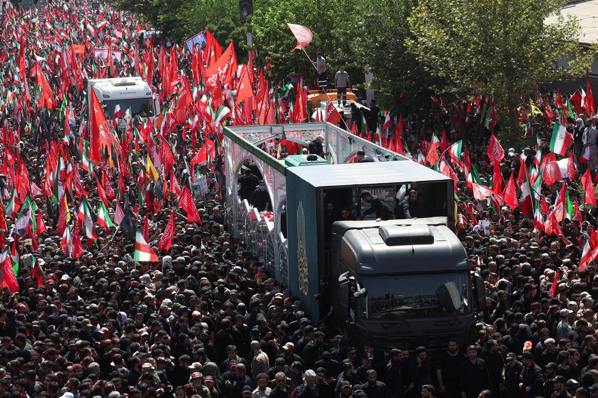 حشود ضخمة في شوارع طهران تحيي الموكب الجنائزي التاريخي للمرشد الأعلى الإيراني الراحل