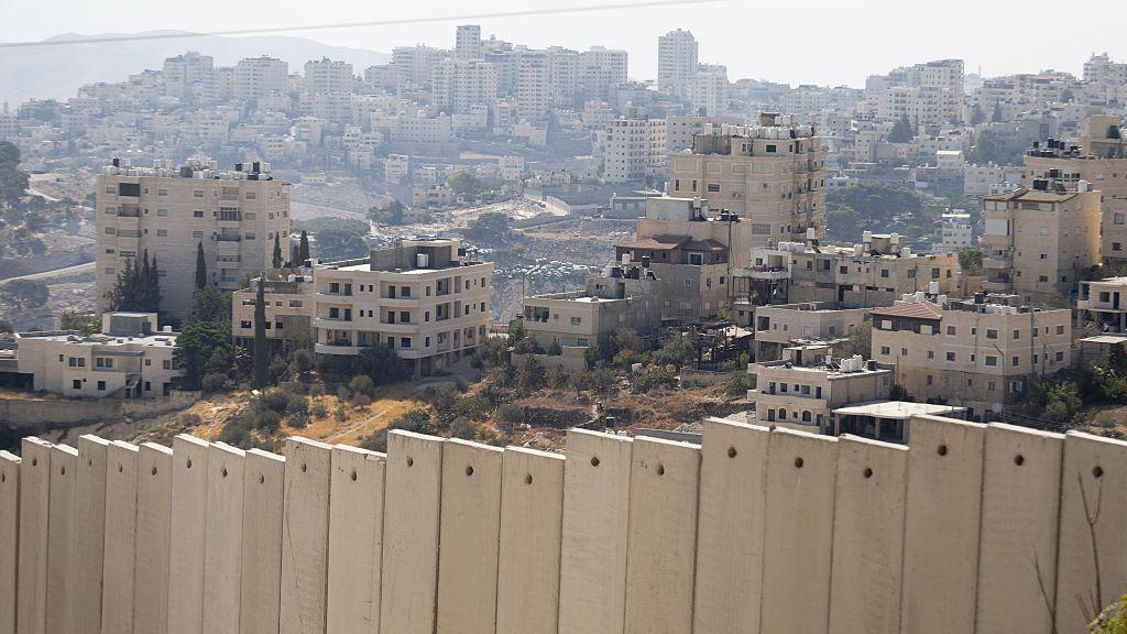 Un muro de hormigón separa Cisjordania. 
