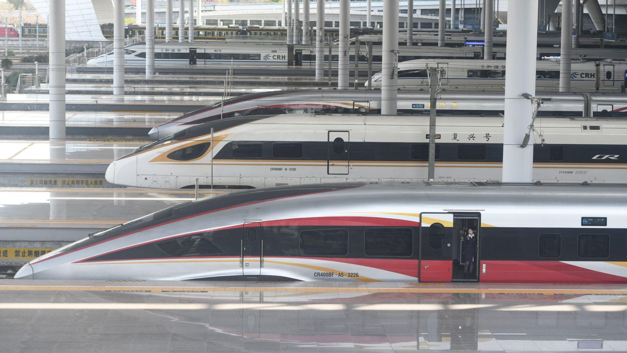 從高處拍攝浙江杭州東站月台上停靠的各式復興號與和諧號高鐵動車組（23/2/2026）