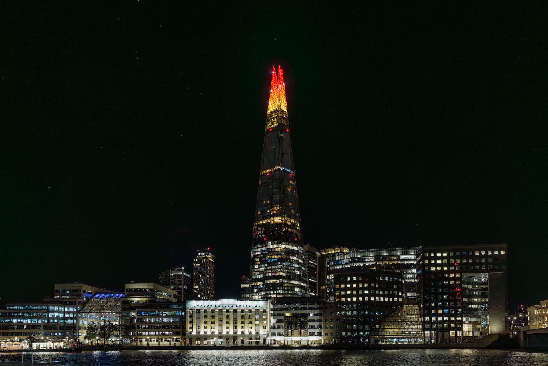 The Shard iluminada con luces navideñas.