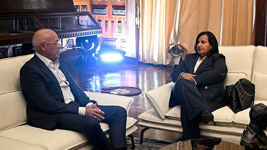 Jorge Rodríguez y Dinorah Figuera sentados en una sala en sofás separados.