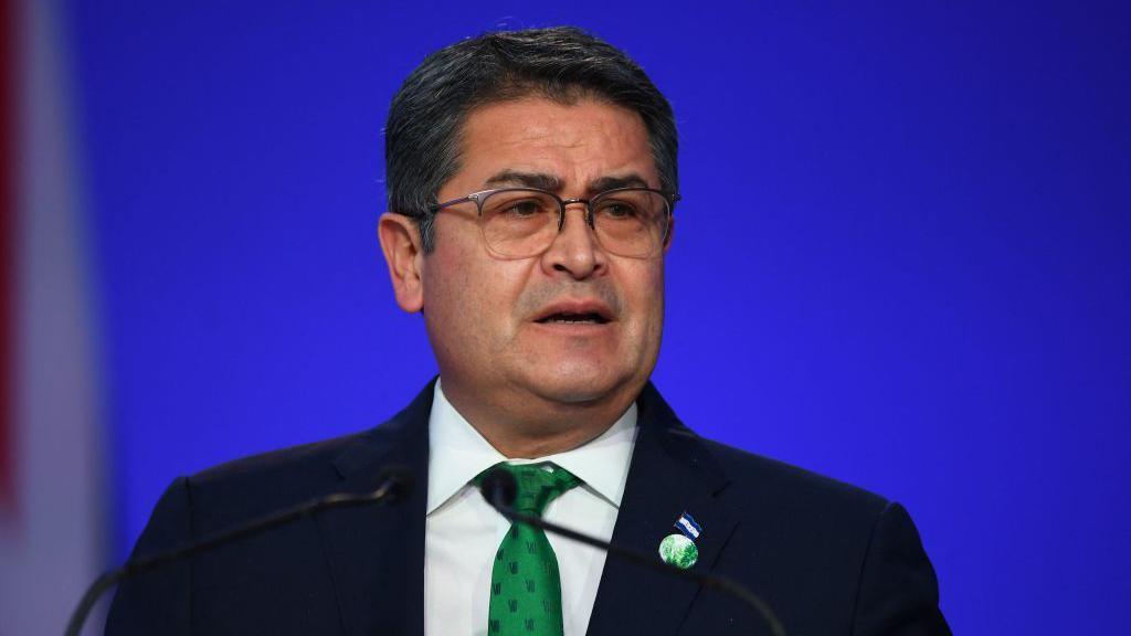 El presidente de Honduras, Juan Orlando Hernández, presenta su declaración nacional como parte de la Cumbre de Líderes Mundiales de la Conferencia de las Naciones Unidas sobre Cambio Climático COP26 en Glasgow, Escocia, el 1 de noviembre de 2021. (Foto de ANDY BUCHANAN/POOL/AFP vía Getty Images)