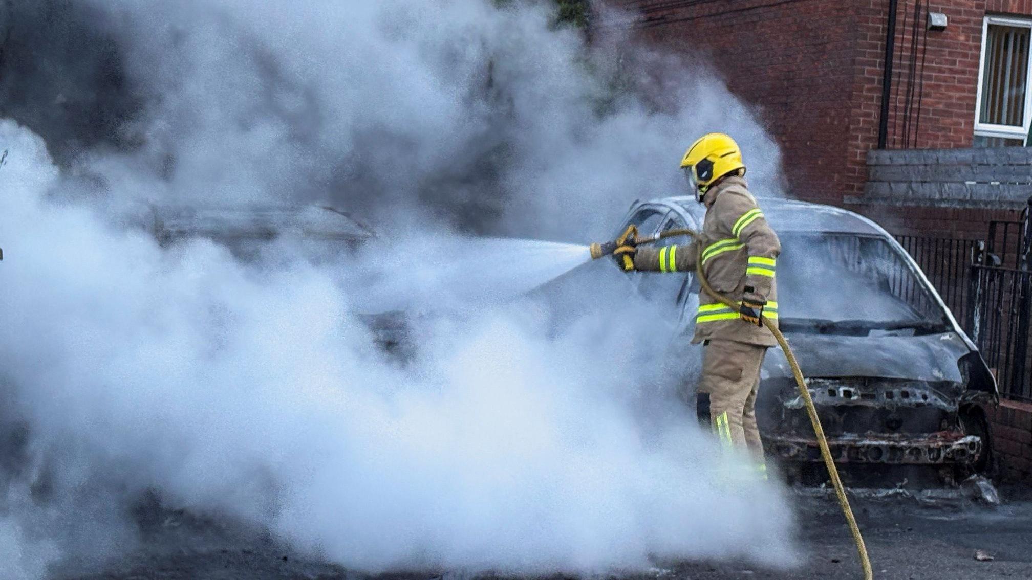 Neredi u Belfastu posle napada nožem: Zapaljene kuće, automobili i autobus 3 vatrogasac gasi zapaljeni automobil