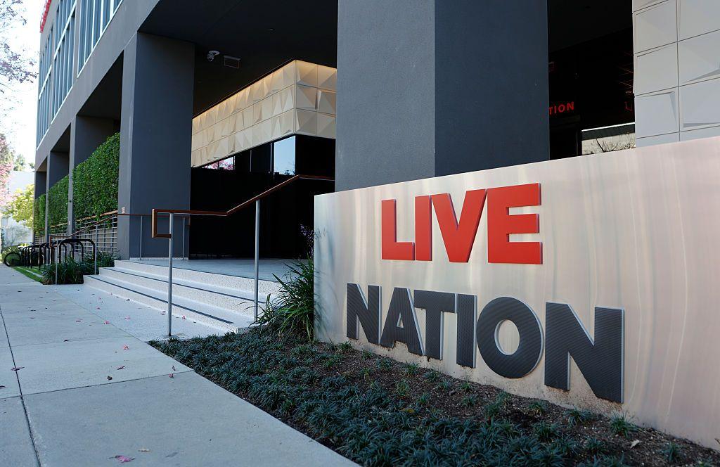 Fachada de la sede central de Live Nation, con un logo con su nombre en primer plano.