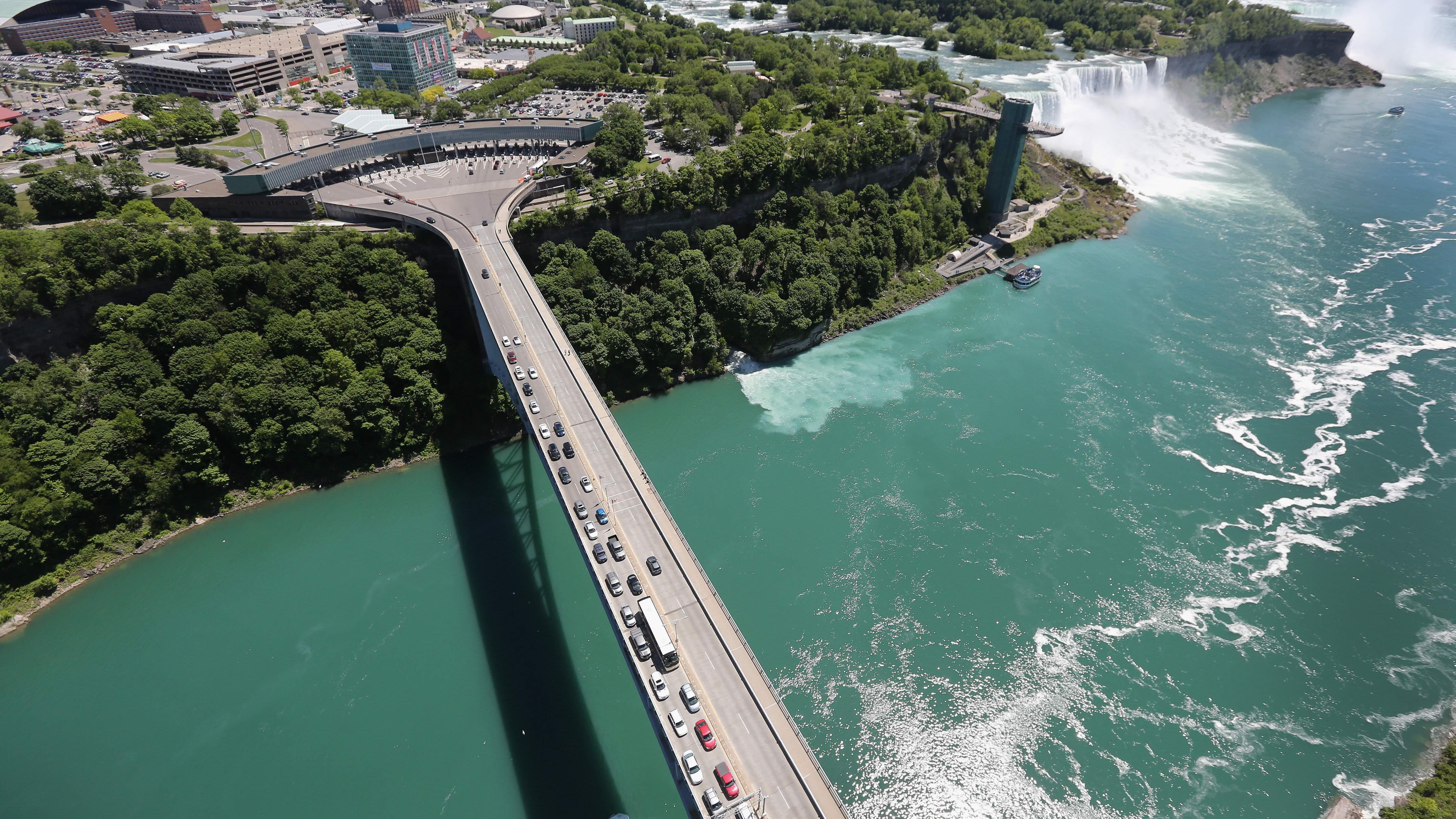 Vista area del puente que atraviesa las Cataratas del Niágara, en la frontera entre Canadá y Estados Unidos.