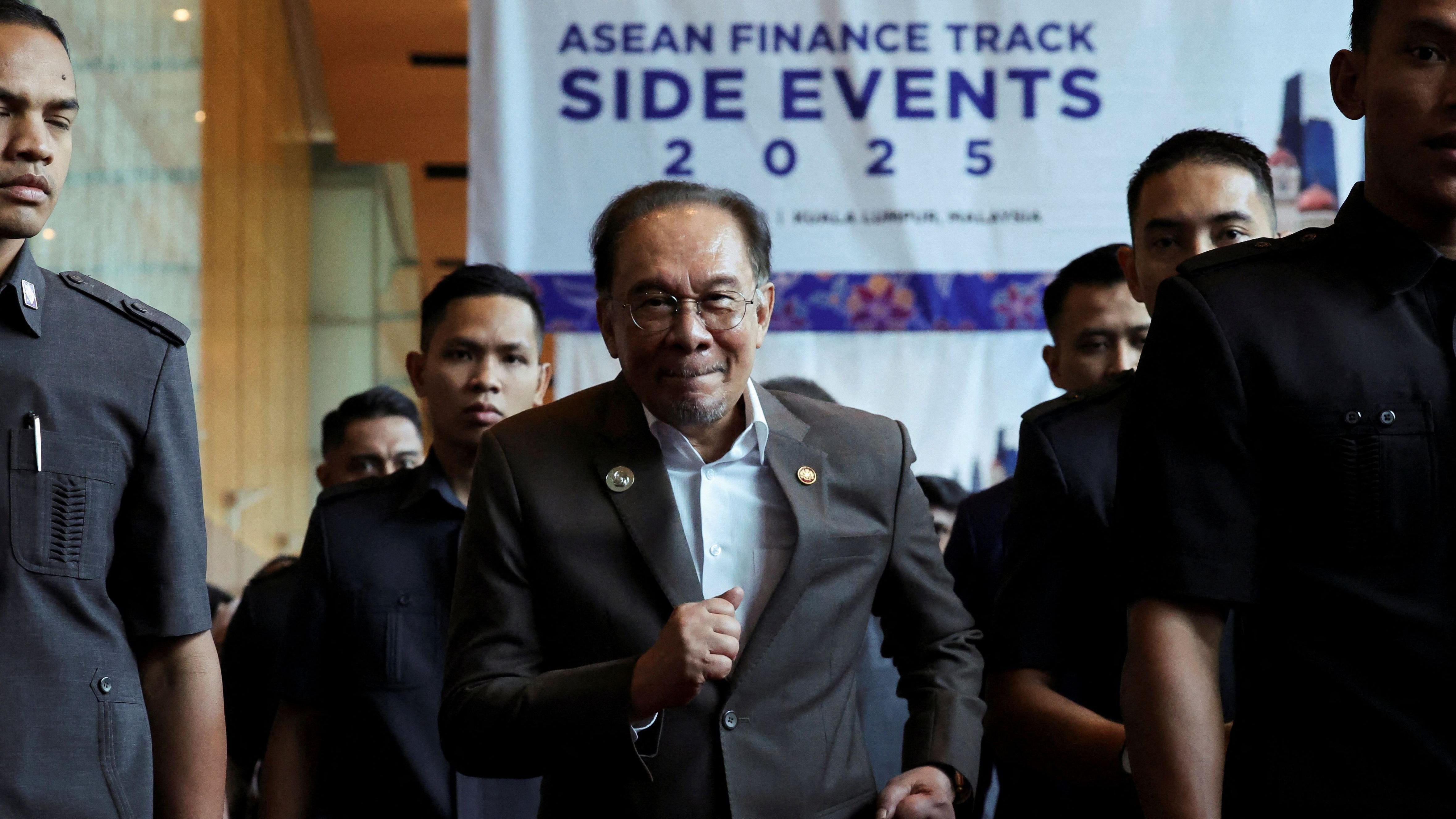 Perdana Menteri Malaysia Anwar Ibrahim menghadiri Konferensi Investasi ASEAN di Kuala Lumpur, Malaysia, 8 April 2025.