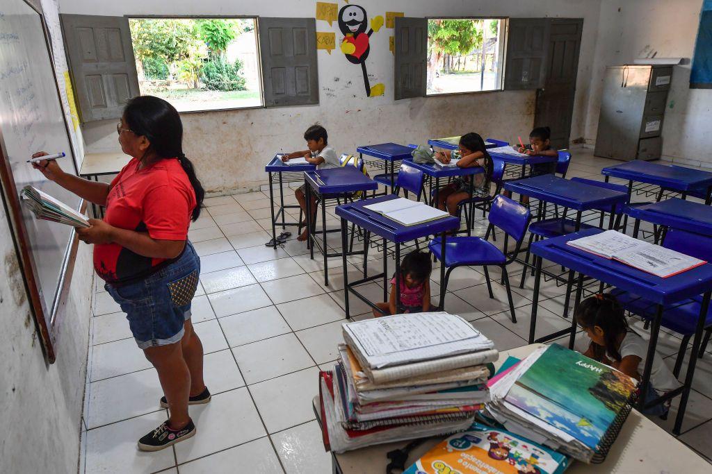 Professora em escola indígena no interior do Pará