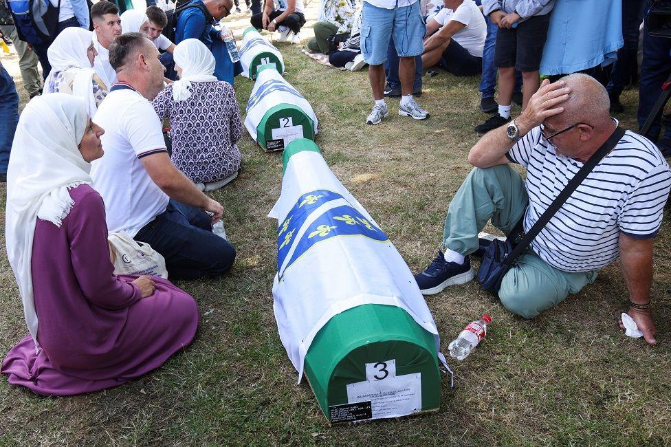 Kovčeg jedne od žrtava koje se sahranjuju 11. jula 2025.