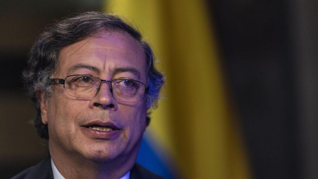 primer plano del rostro de gustavo petro. Lleva anteojos y tiene la boca abierta mientras habla.