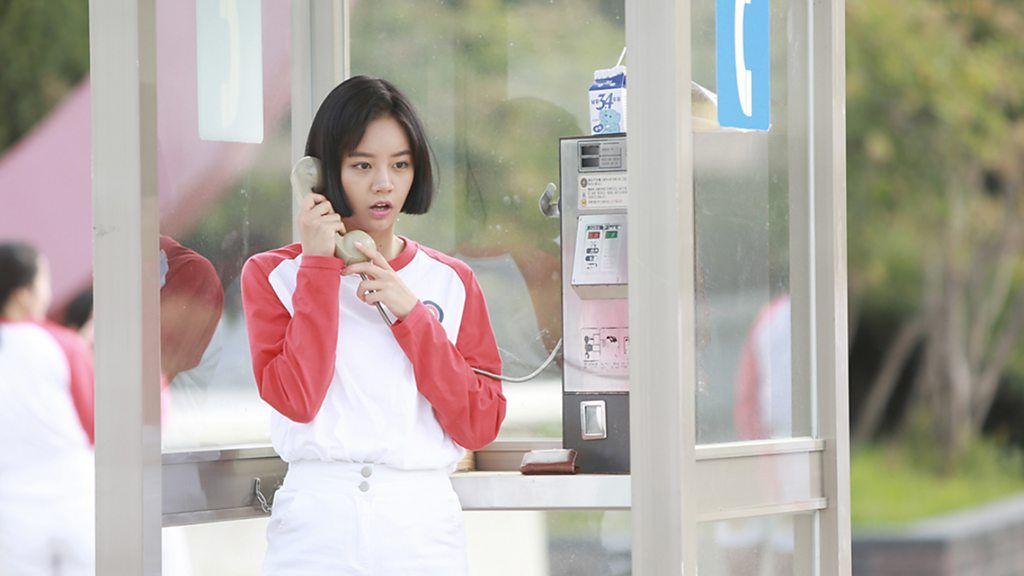 응답하라 1988 속 한 장면. 전화 중인 성덕선의 모습