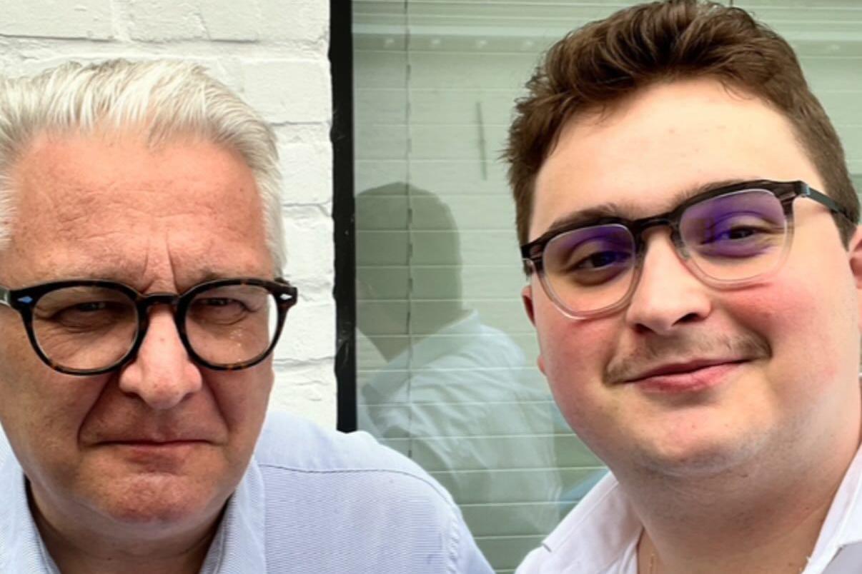 Un primer plano de dos hombres que llevan gafas.