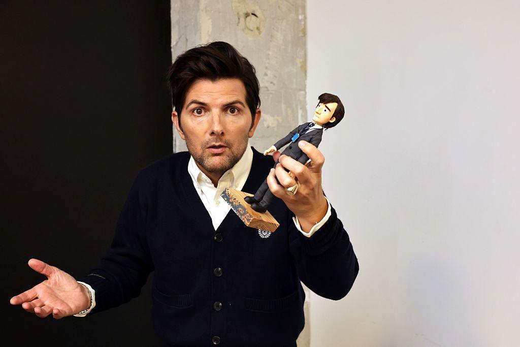 الممثل آدم سكوت مع مجسم صغير لدوره في "سيفيرانس"