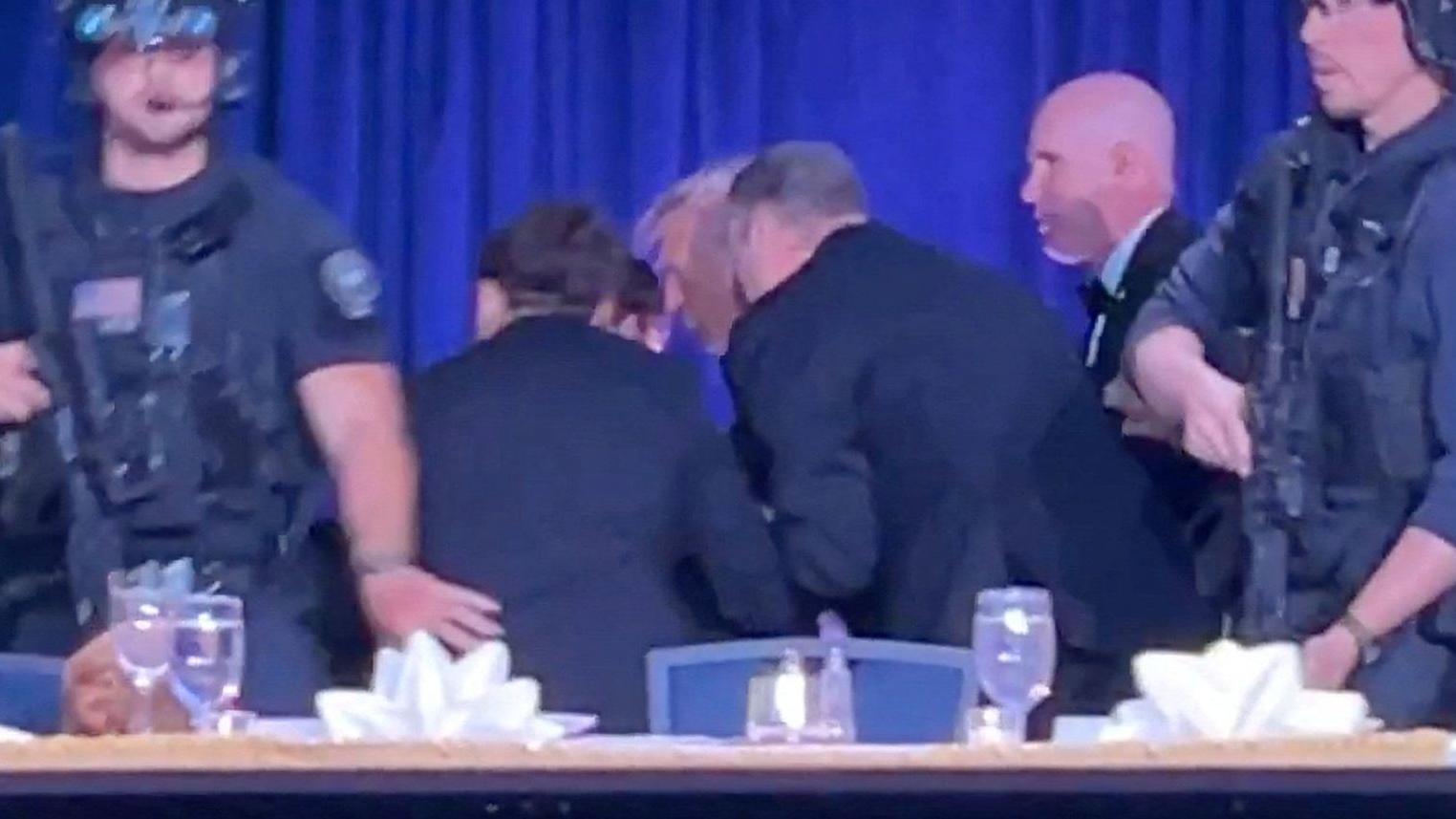 Donald Trump cercado por agentes de seguran&ccedil;a