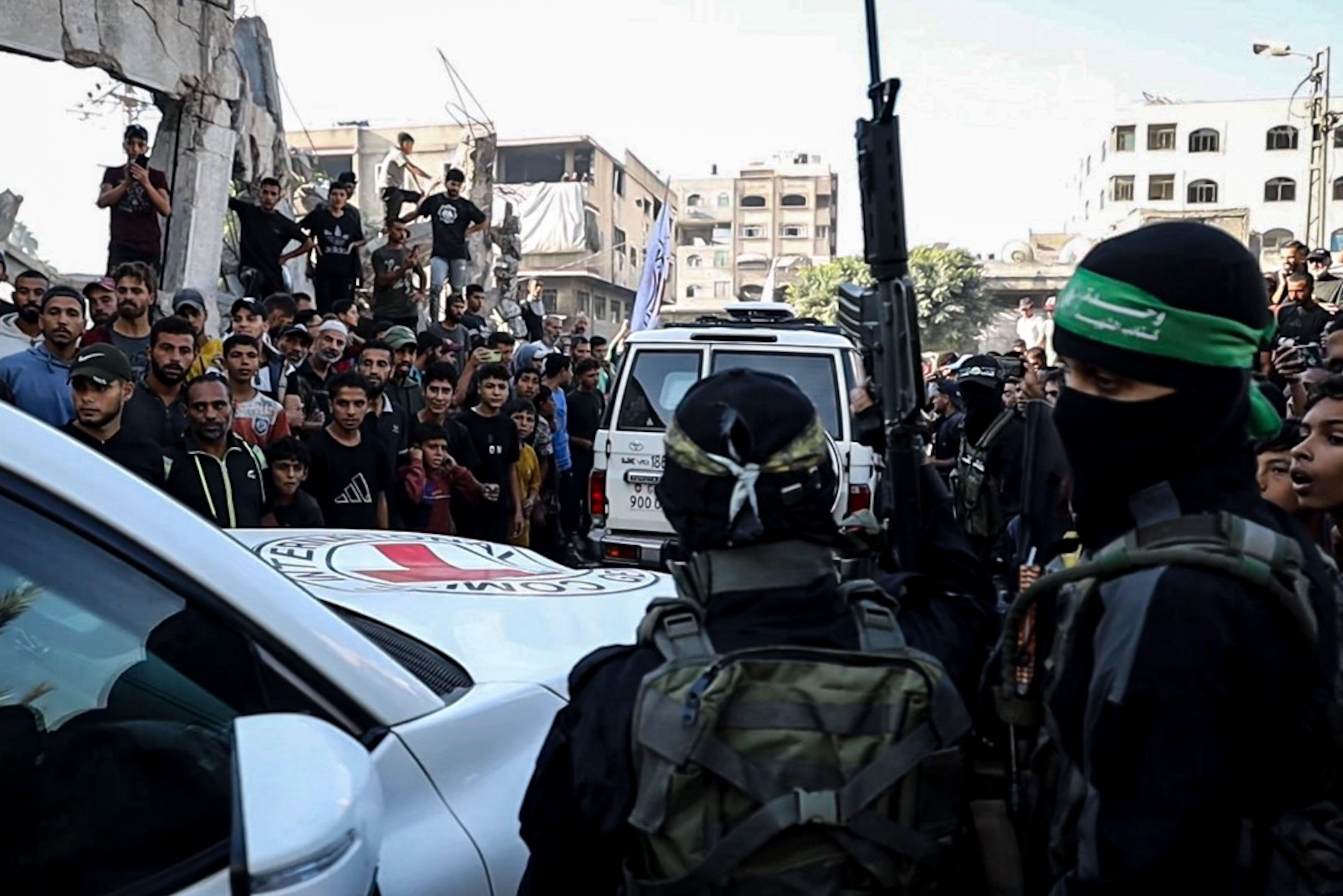 Miembros de Hamás entregan algunos de los 20 rehenes israelíes a los equipos del Comité Internacional de la Cruz Roja (CICR) como parte del acuerdo de alto el fuego e intercambio de rehenes por prisioneros entre Hamás e Israel el 13 de octubre de 2025 en Ciudad de Gaza, Franja de Gaza.