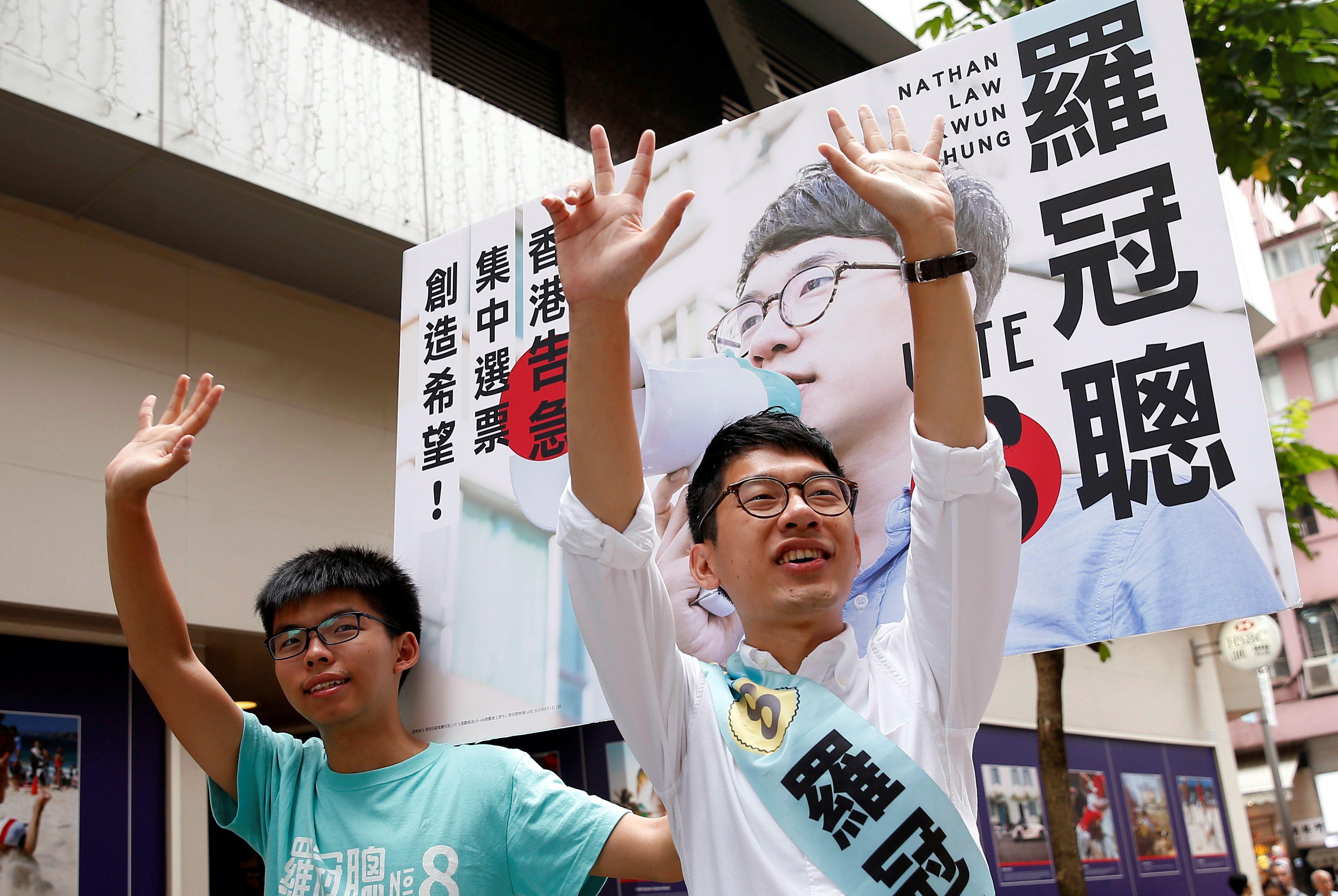 香港立法會選舉日黃之鋒（左）與羅冠聰（右）在街頭拉票（4/9/2016）