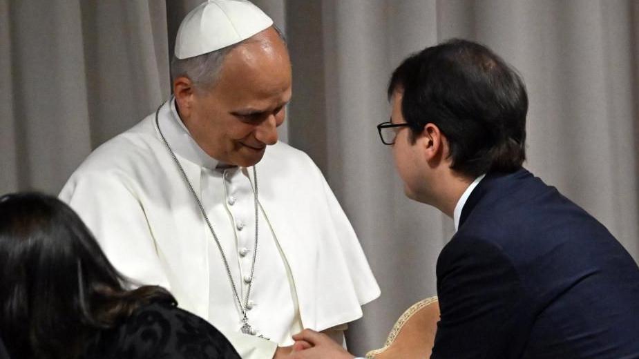 El papa León XIV saluda a Christopher Olah