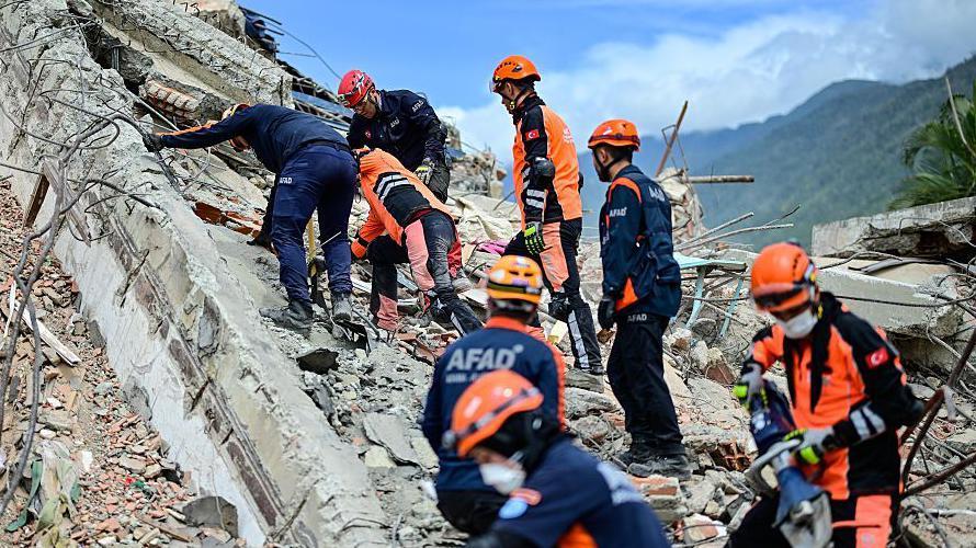 More search teams arrive in Venezuela but hopes fade of finding earthquake survivors