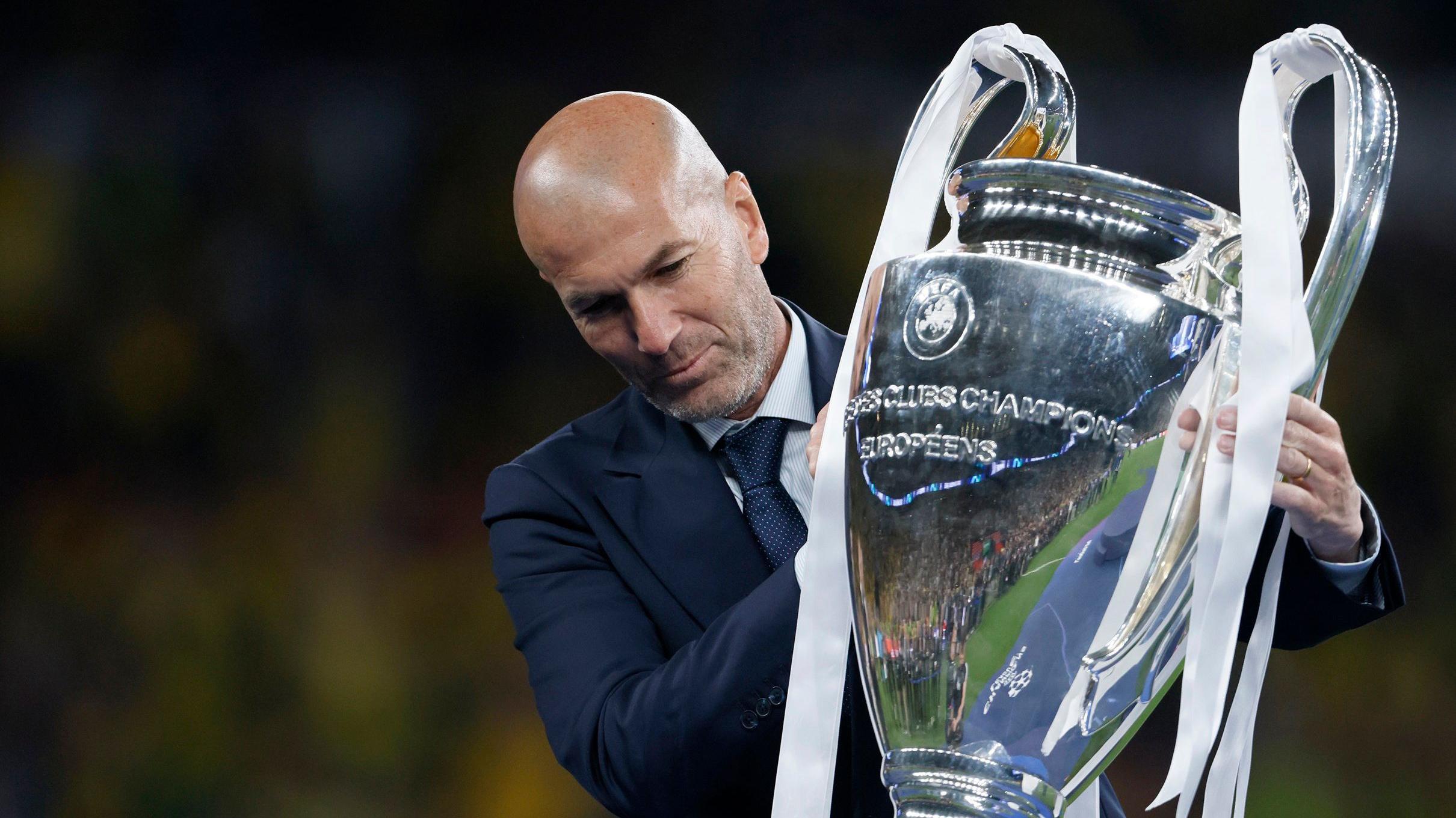 زين الدين زيدان يحمل كأس أوروبا بعد المباراة النهائية لدوري أبطال أوروبا 2023 /24بين بوروسيا دورتموند وريال مدريد على ملعب ويمبلي في 1 يونيو/حزيران 2024 في لندن، إنجلترا. 