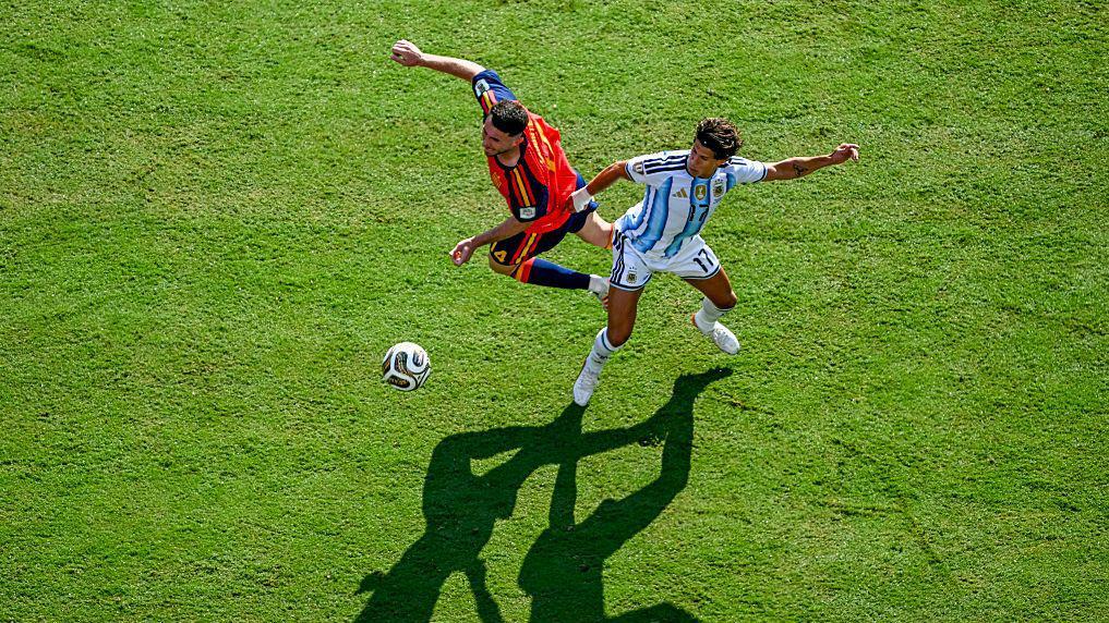 El futbolista español Aymeric Laporte y el argentino Giuliano Simeone disputan el balón durante la final del Mundial 2026