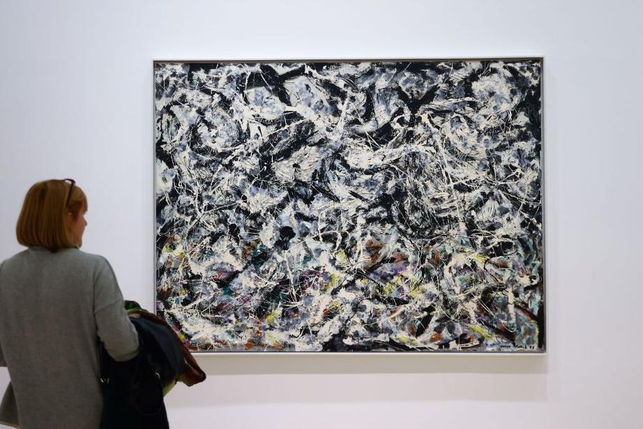 Un visitante frente a la obra de Jackson Pollock en el Instituto de Arte de Chicago, Chicago, Illinois, Estados Unidos, el 17 de octubre de 2022.