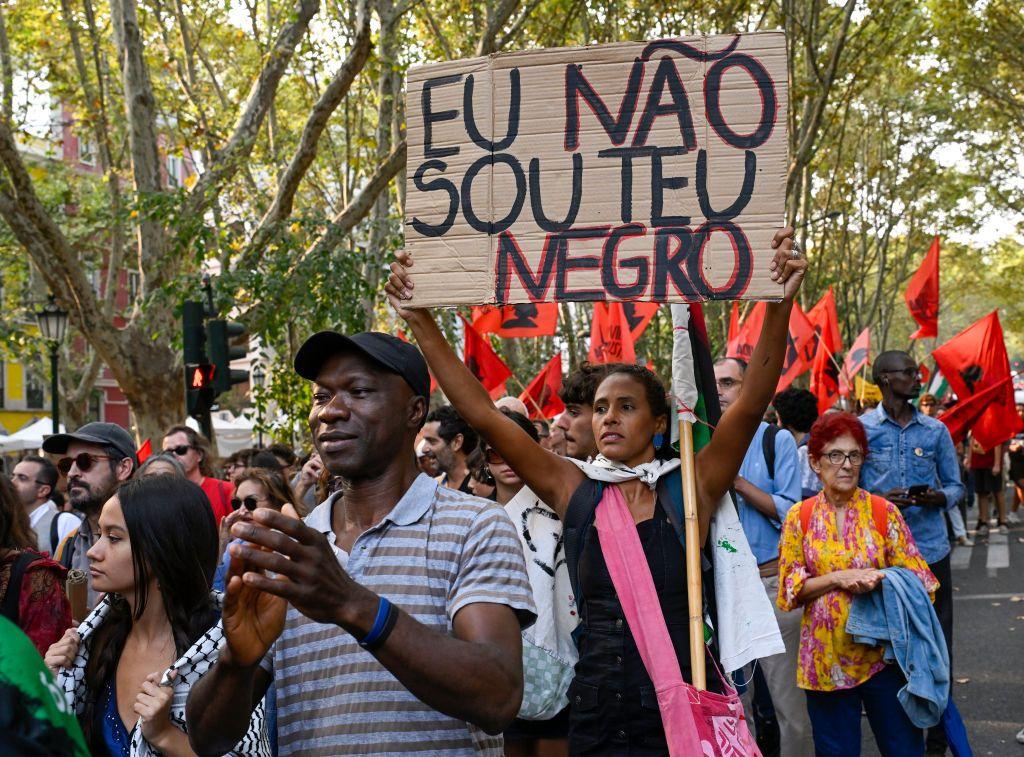 Con motivo del centenario del nacimiento de Amilcar Cabral (1924-73) marcha de caboverdianos en Lisboa contra el racismo y los vestigios coloniales.