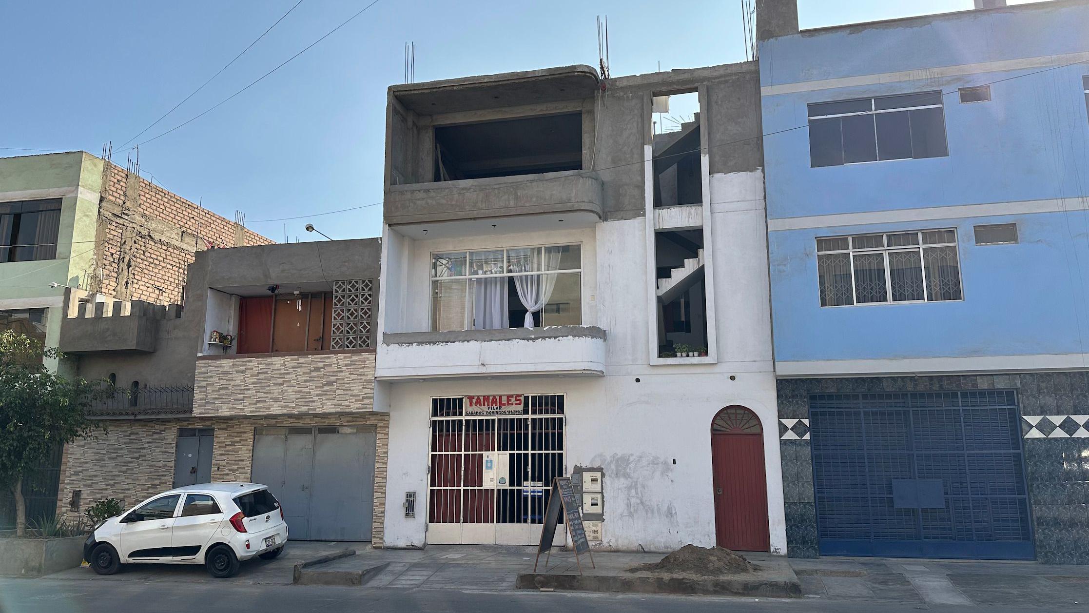 Ejemplo típico de barrios populares en Lima. Casas con pisos sin terminar, situadas al lado de pripiedades sin acabar los laterales de las fachadas.