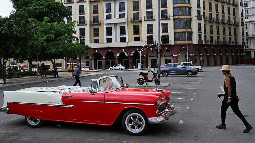 Un automóvil clásico estacionado cerca del hotel Iberostar Parque Central en La Habana, Cuba, en marzo. 