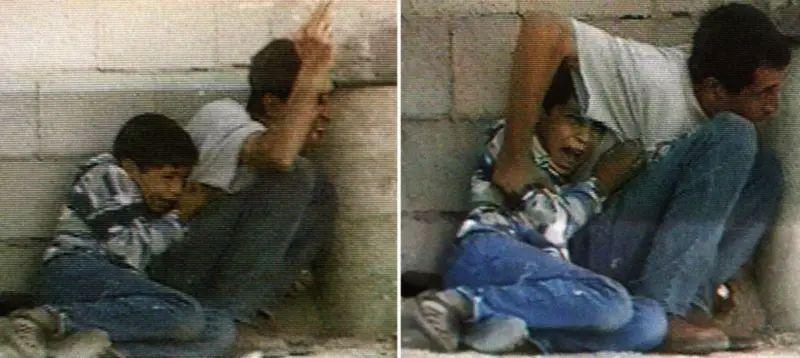 Na skrinšotovima sa televizijskog snimka TV Francuske 2 izraelsko-palestinskih sukoba u Pojasu Gaze 30. septembra 2000. vide se Džamal Al Dura i njegov sin Muhamed kako se kriju iza bureta