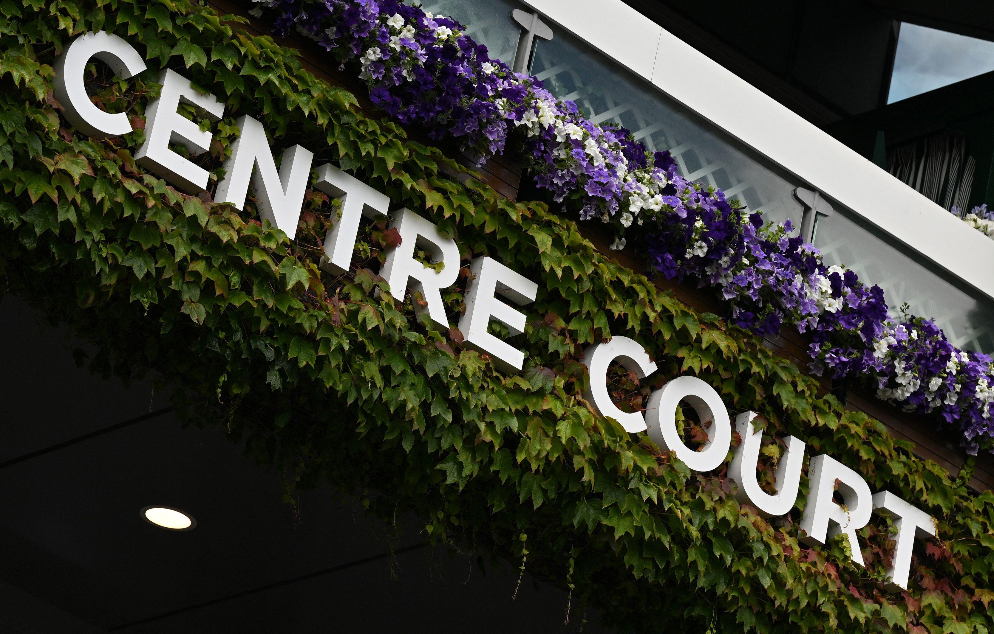 الزهور حول لافتة الملعب الرئيسي في بطولة ويمبلدون 2024