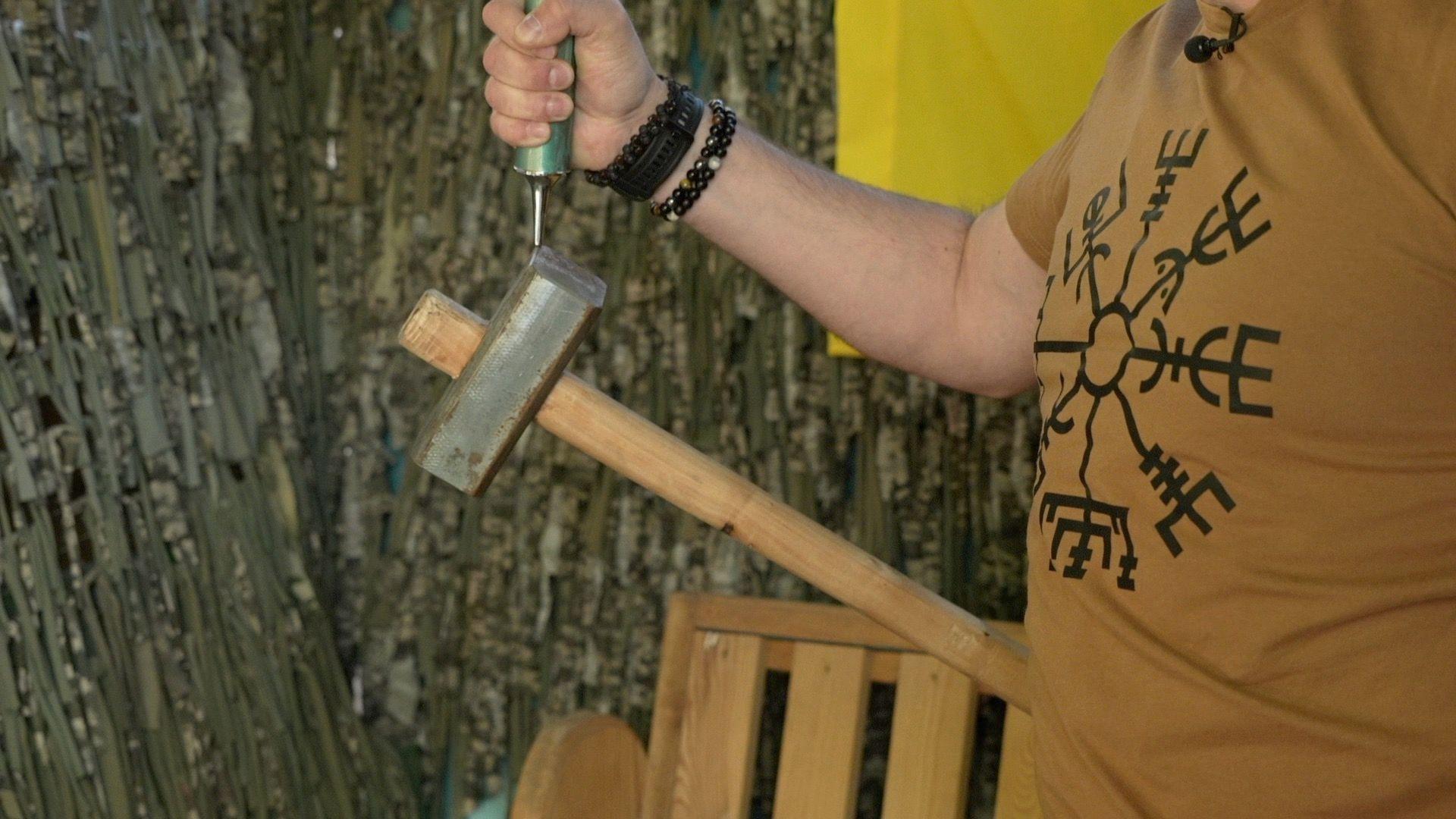 магнтіний екстрактор тримає кувалду