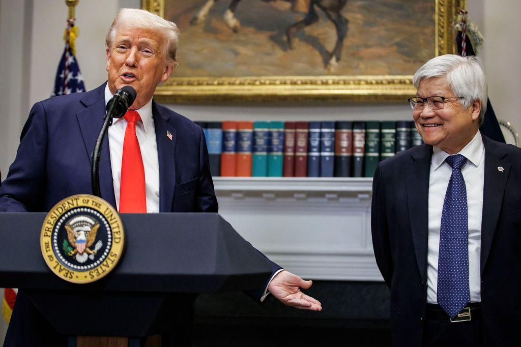 台積電（TSMC）於2025年3月3日在美國華盛頓白宮羅斯福廳宣布，將追加投資1000億美元於美國廠房，以提升在美國本土的晶片產能。美國總統唐納德·川普與台積電執行長魏哲家共同出席這場投資發布會。