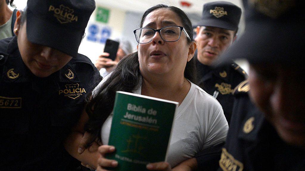 La abogada de derechos humanos y jefa de la unidad anticorrupción de Cristosal, Ruth Eleonora López, a su llegada a la audiencia inicial en el Centro Judicial Isidro Menéndez de San Salvador, El Salvador, el 4 de junio de 2025. Foto: Marvin RECINOS / AFP vía Getty Images)