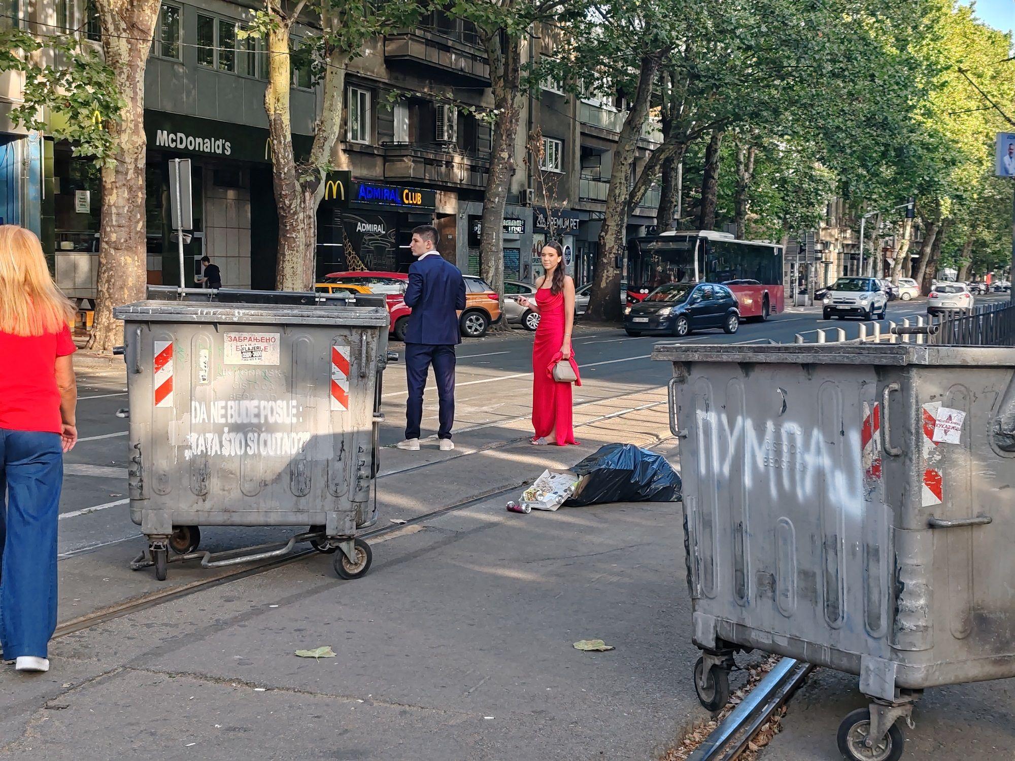 Blokade širom Srbije nastavljene, privedeni studenti pušteni na slobodu 2 Dvoje na blokadi među kontejnerima