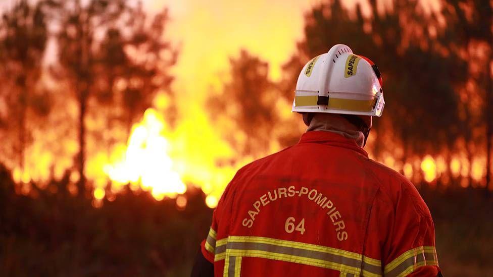 Un bombero de espaldas frente a las llamas cerca de Mirabel-et-Blacons, en el  sureste de Francia