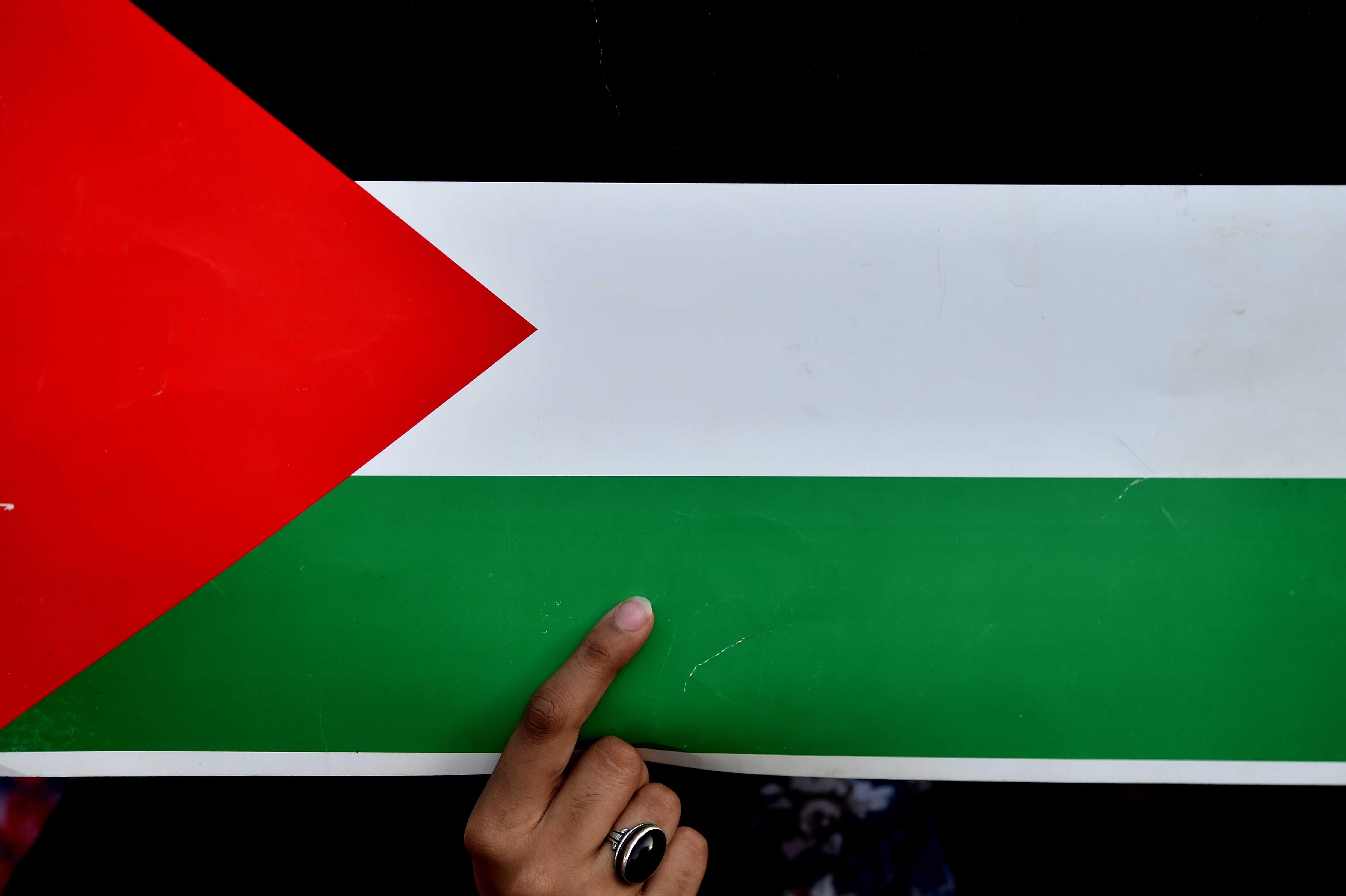 Pristalica Studentske organizacije Imamija (ISO) drži palestinsku zastavu tokom skupa solidarnosti sa Palestinom, u Karačiju, Pakistan, 16. maja 2024.
