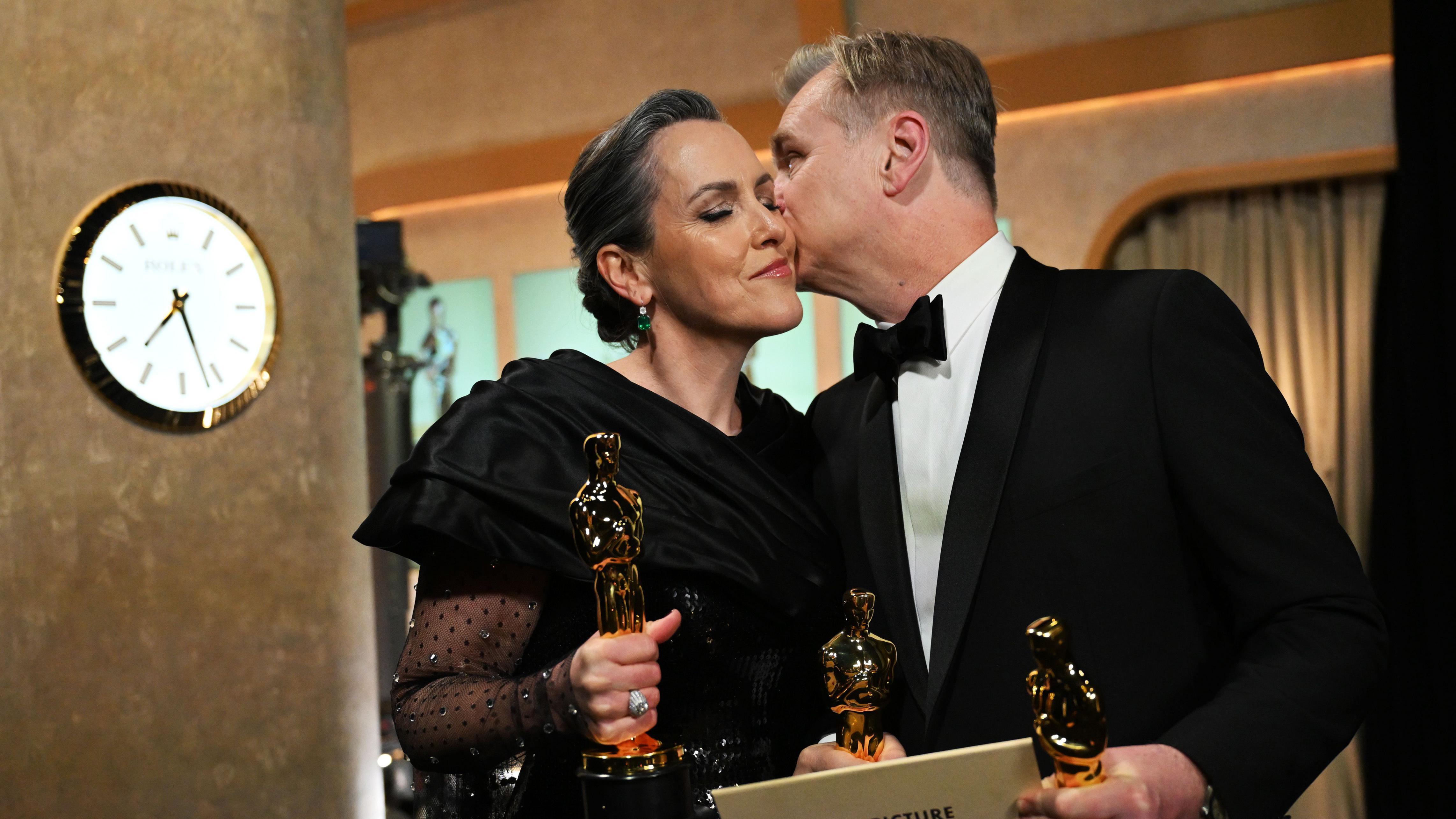 'Trenutak kada se pitam da li sanjam': Tom Holand o ulozi u filmu 'Odiseja' 6 Ema Tomas (levo) i Kristofer Nolan (desno) na bini drže Oskara u ruci