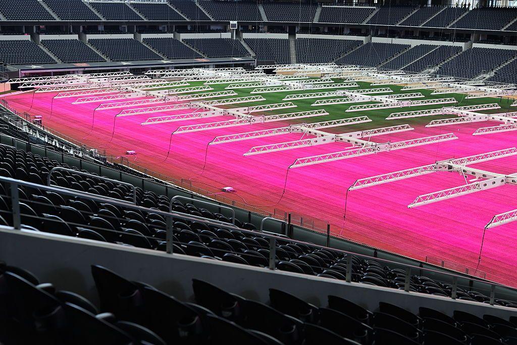 Vista panor&acirc;mica do est&aacute;dio de Dallas sob ilumina&ccedil;&atilde;o durante o processo de instala&ccedil;&atilde;o e prepara&ccedil;&atilde;o do campo, em 14 de maio de 2026, nos EUA