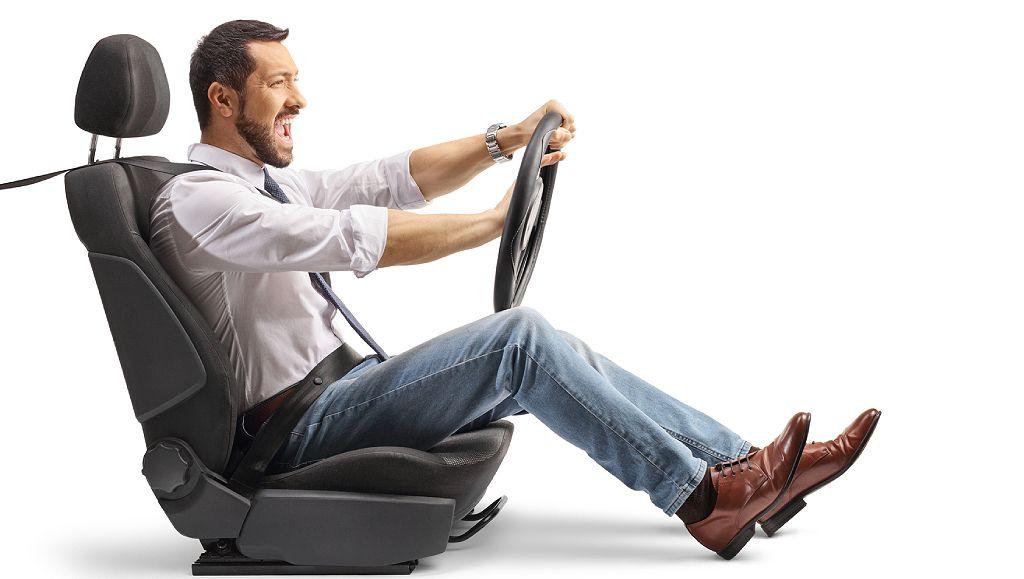 Hombre furioso manejando aislado