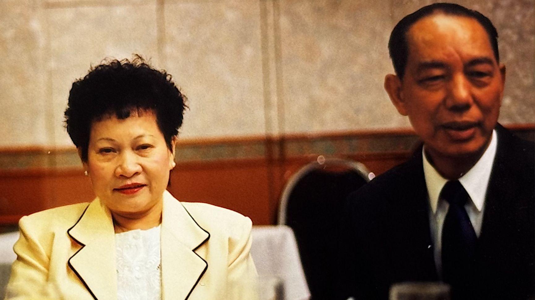 李慧玲（左）與吳溢興（右）在一場宴會上（1996年；小島定吉攝，香港索償協會、香港中文大學圖書館許可翻攝）